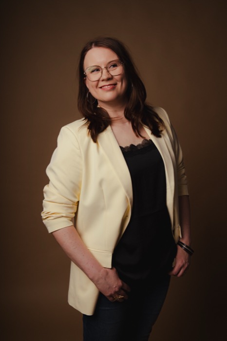 Sara Suvela, bleiseri sivuttain