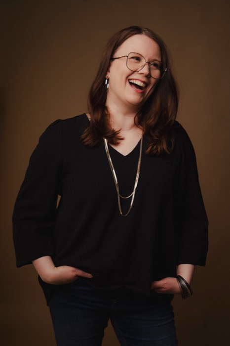 Sara Suvela nauraa