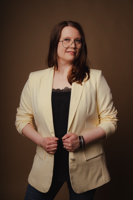 Sara Suvela, vaalea bleiseri